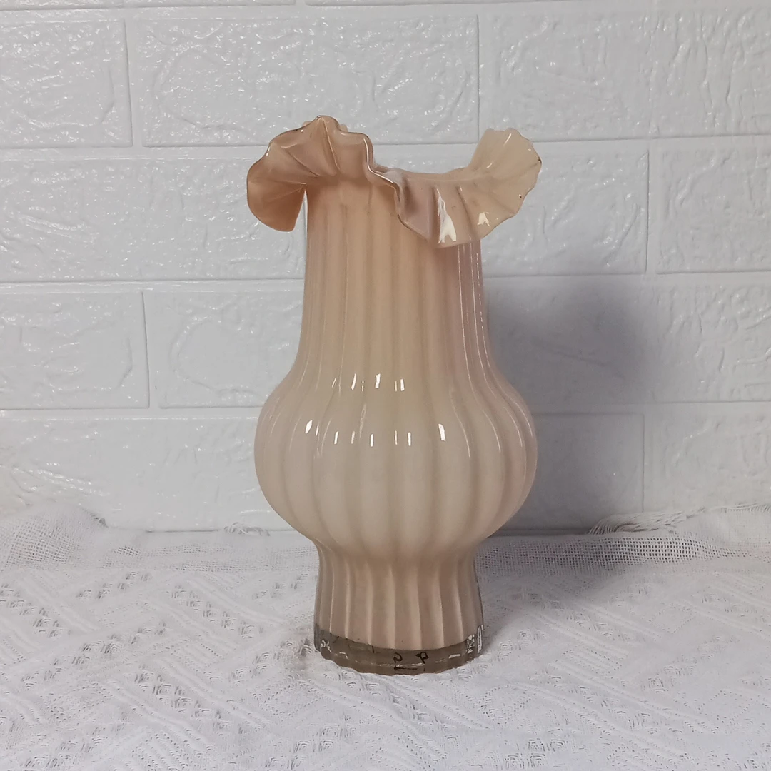 肤色不规则花边口玻璃花瓶