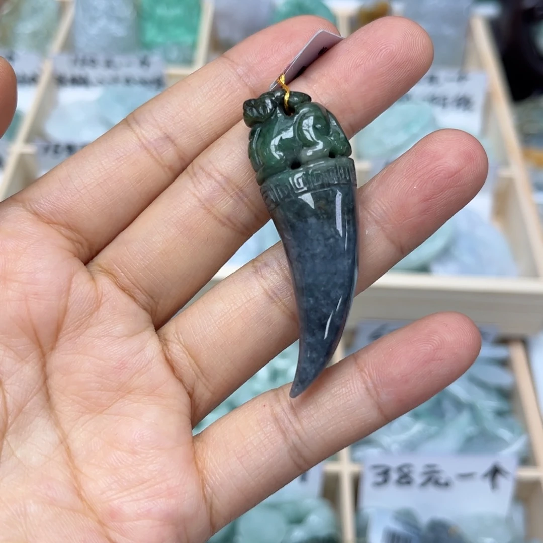 颈饰未镶嵌翡翠龙牙
