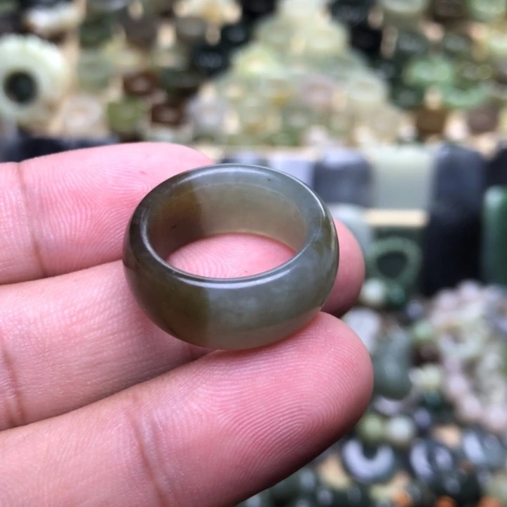 放***情和田玉未镶嵌颈饰