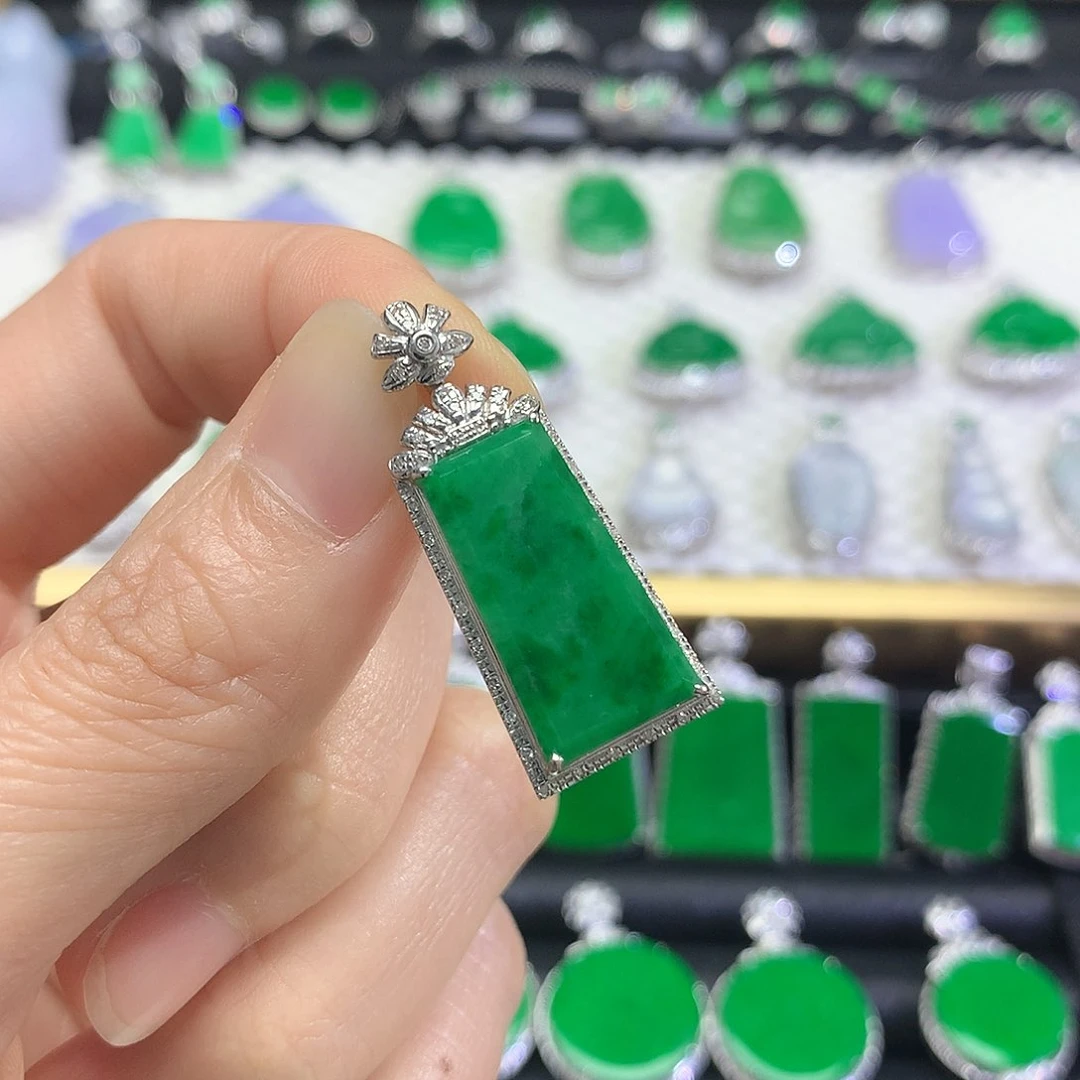 颈饰18K金镶嵌翡翠吊坠