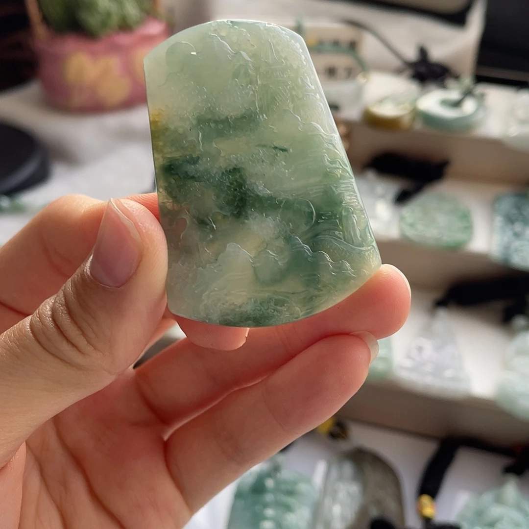 翡翠未镶嵌颈饰山水