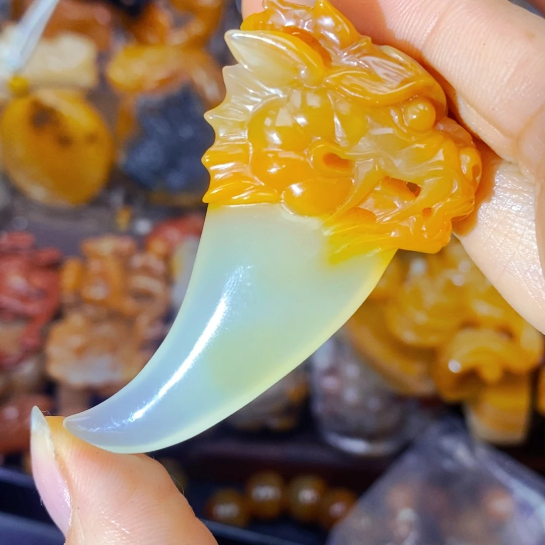 未镶嵌石英质玉（黄龙玉）颈饰