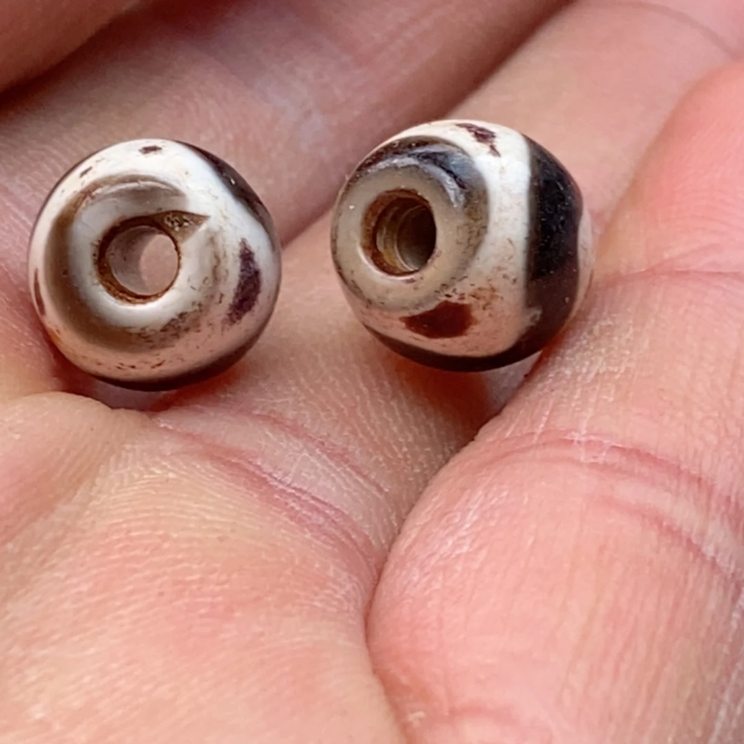 DIY琉璃珠子的颜色是蓝色和白色