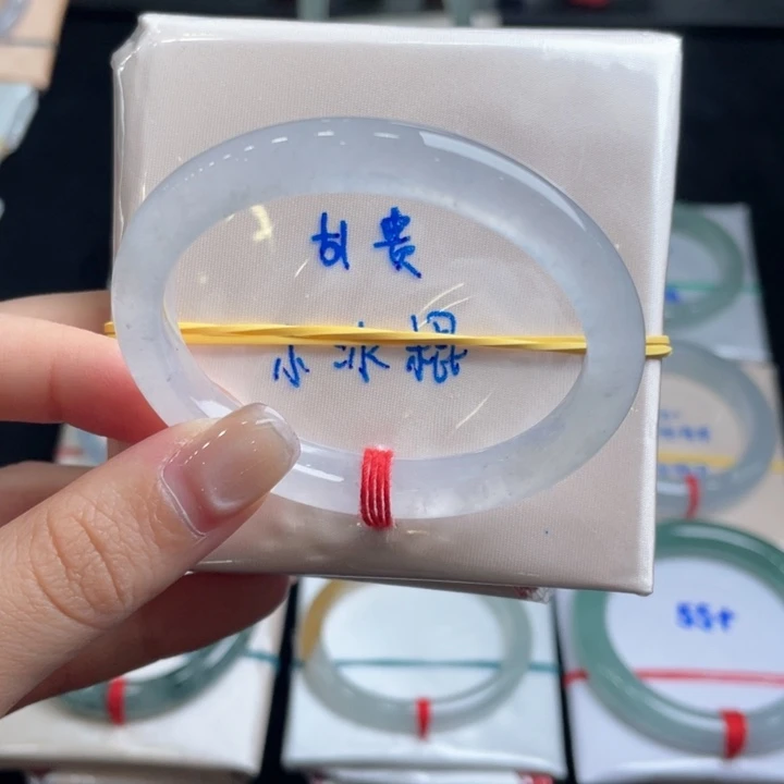翡翠手镯未镶嵌翡翠手镯
