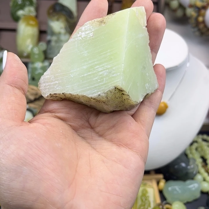 落***雪未镶嵌蛇纹石玉颈饰