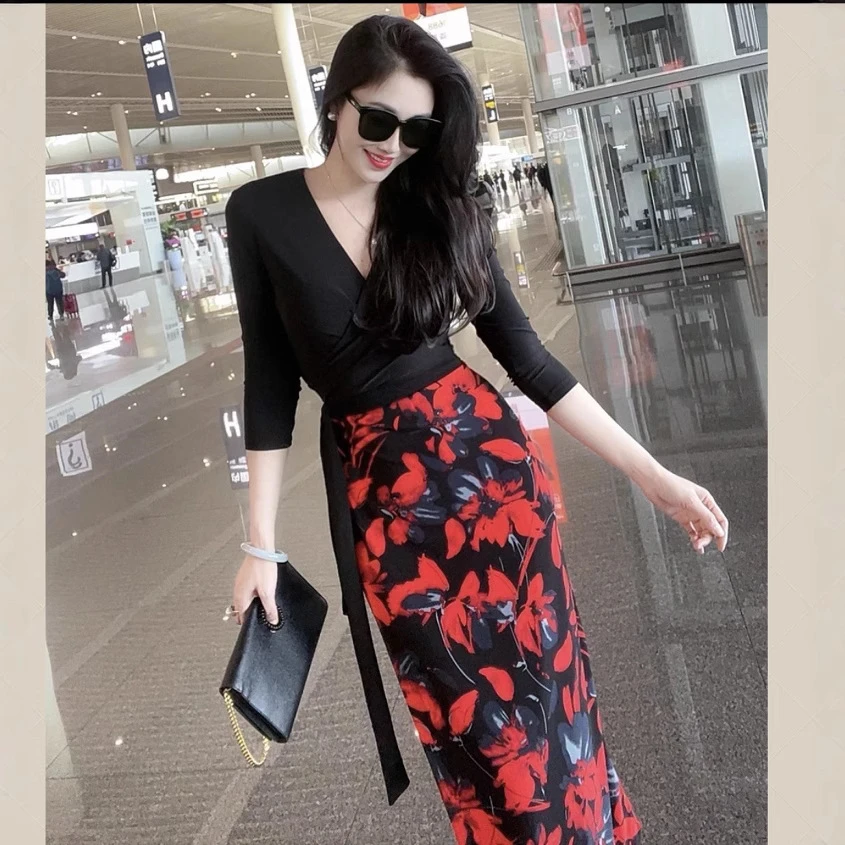 黑底红花拼接裹身裙一片式时尚气质修身印花弹力度假长裙女装裙子