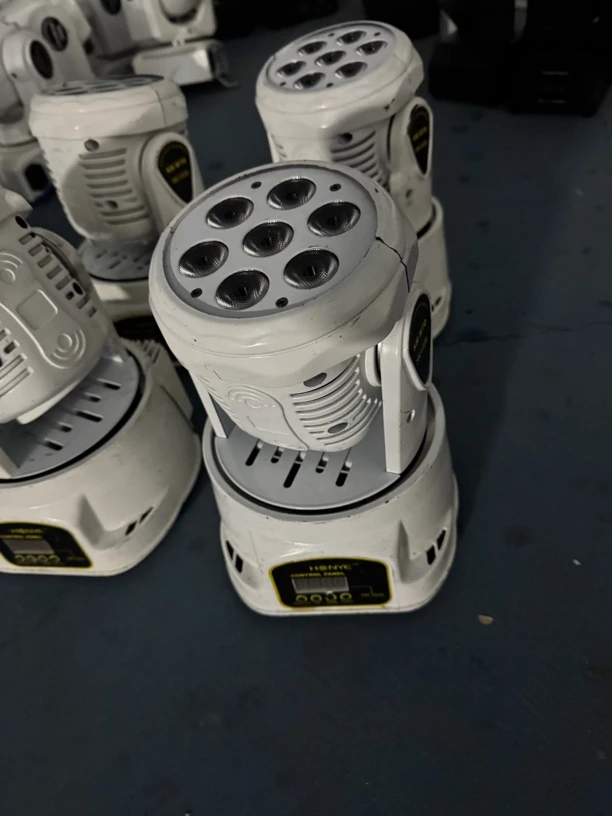 9新  7颗染色摇头灯一台