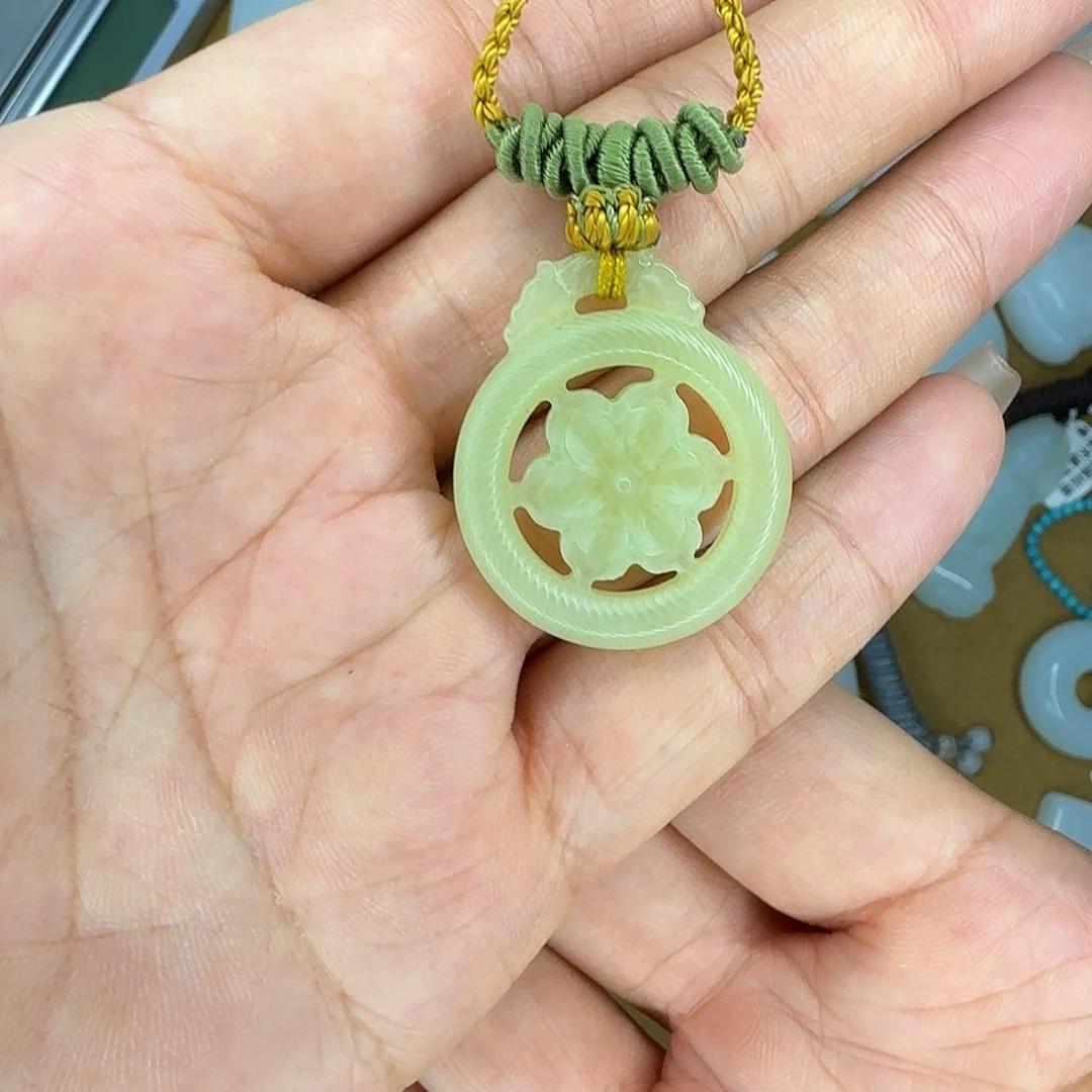 吊坠(赠链)未镶嵌和田玉