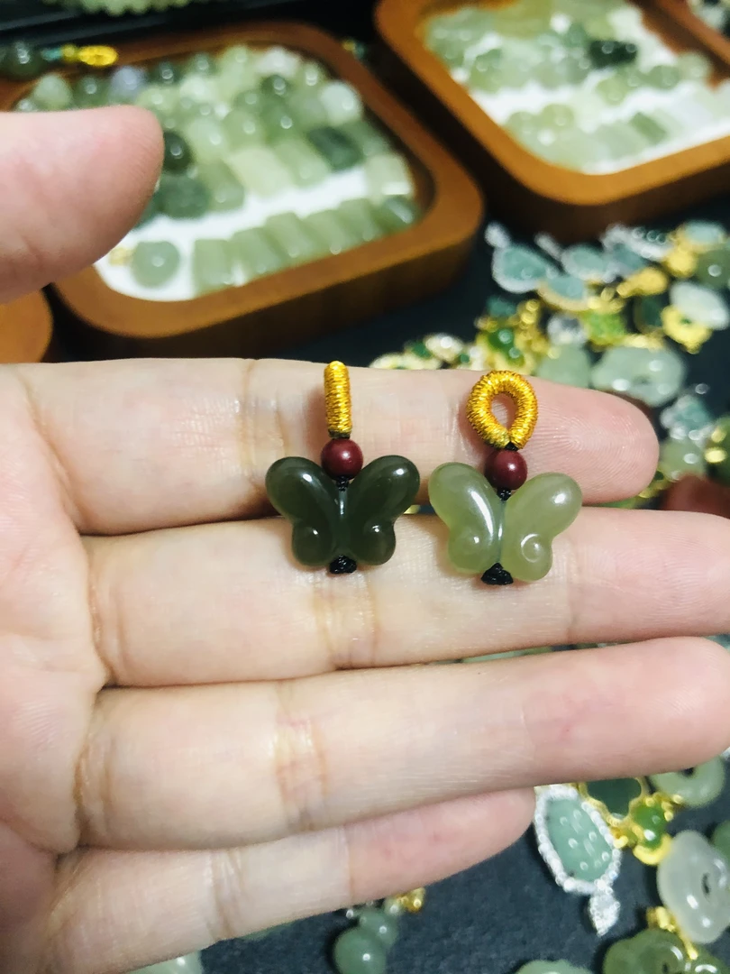 天然和田玉蝴蝶小吊坠