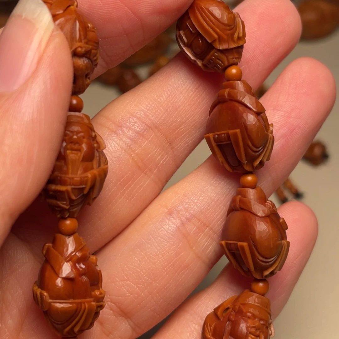 魚*生橄榄石及橄榄绿是其特色