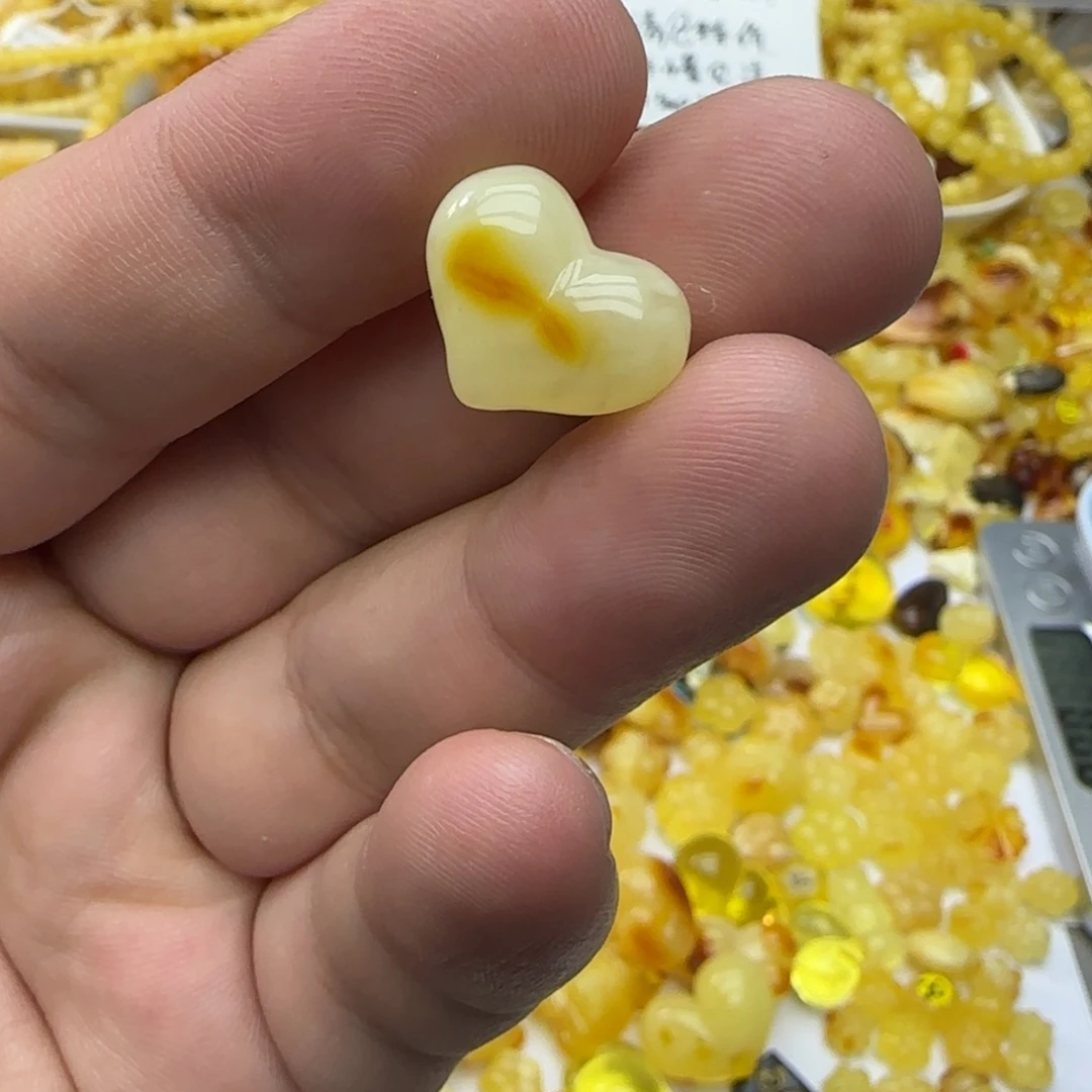 琥珀未镶嵌裸石1.04克有瑕01