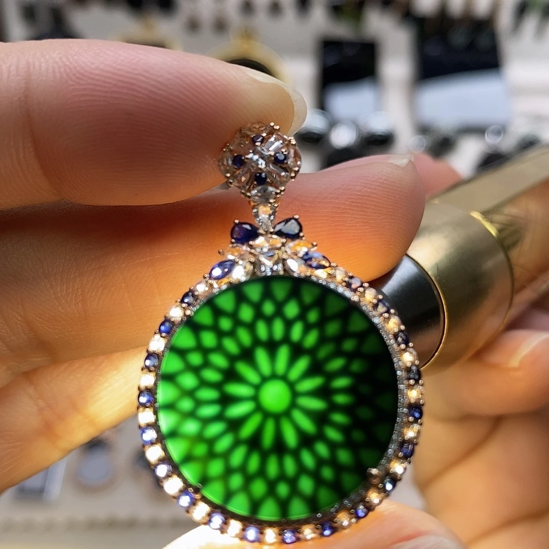 翡翠18K金镶嵌颈饰