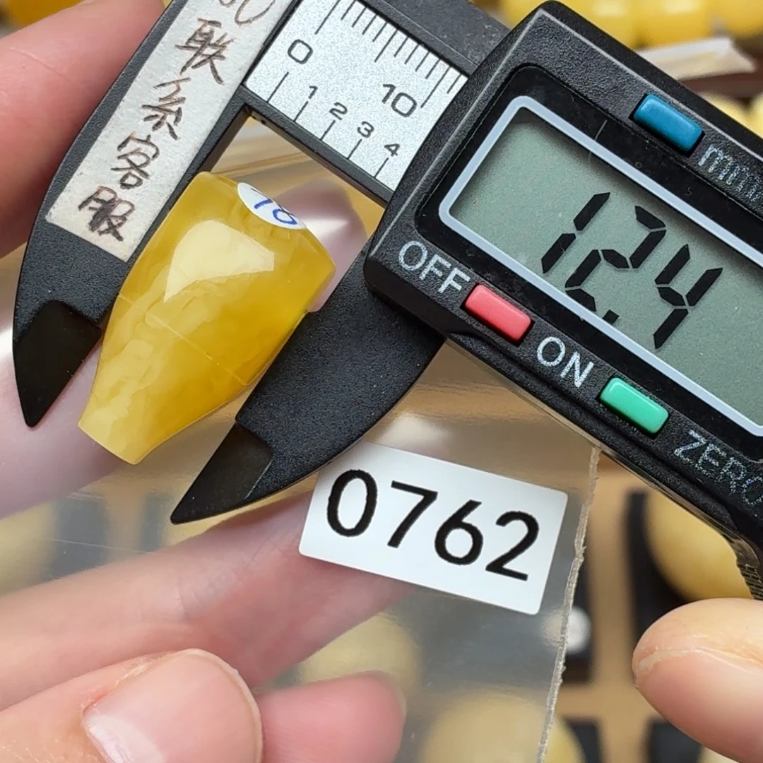 D***点琥珀未镶嵌裸石蜜蜡三通