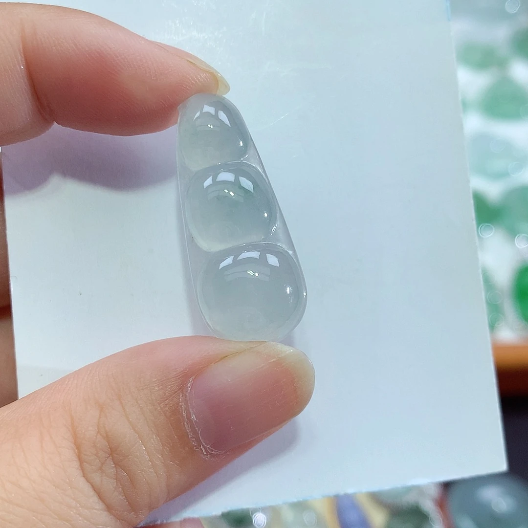 翡翠未镶嵌颈饰豆