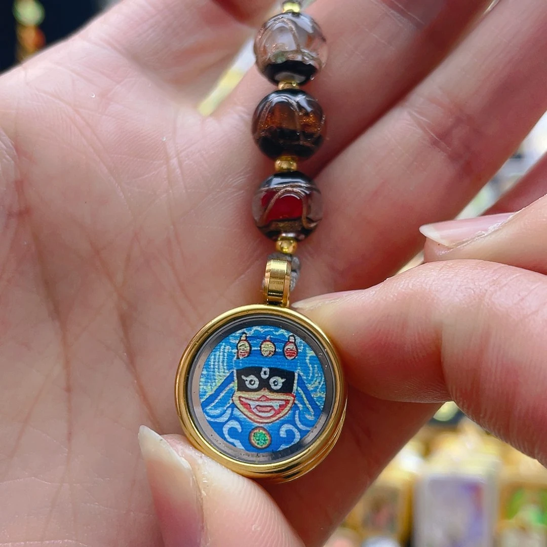 吊坠唐卡等多种形式进行的艺术