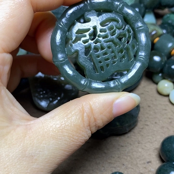 你***一和田玉未镶嵌颈饰