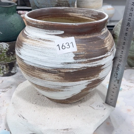 摆件高22，口17，有孔1631