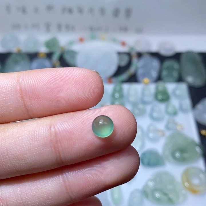 翡翠未镶嵌颈饰绿蛋面