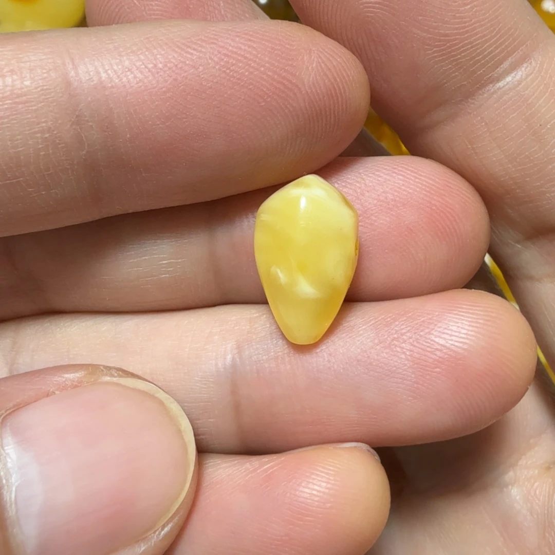 裸石琥珀未镶嵌成品