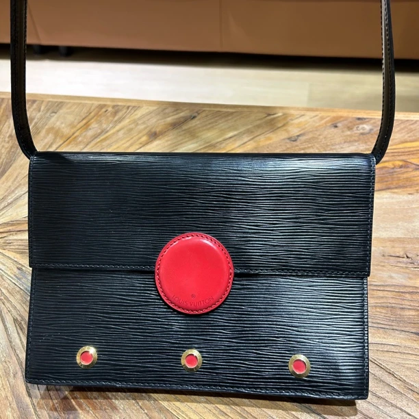 95新 LouisVuitton/路易威登 水波纹信封斜挎包 经典百搭12327