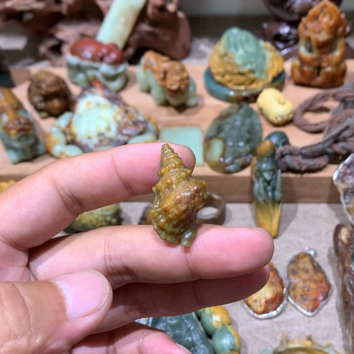 未镶嵌岫岩河磨玉(透闪石质玉)把件
