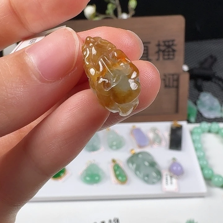 翡翠18K金镶嵌颈饰