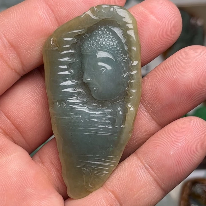 翡翠未镶嵌颈饰佛观天下