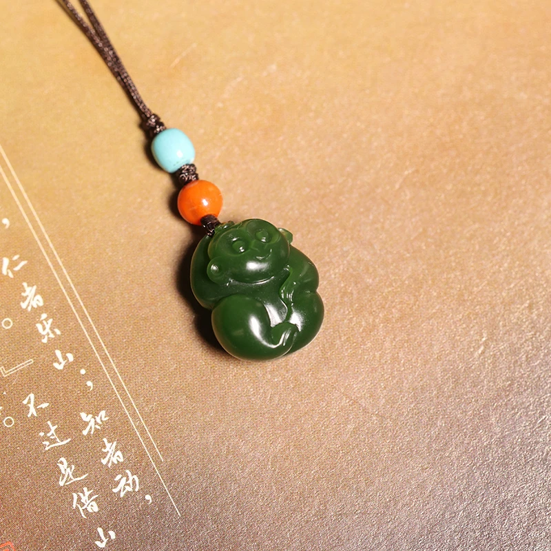 顽石阁俄罗斯碧玉菠菜绿灵猴小提溜文玩配饰1.8g