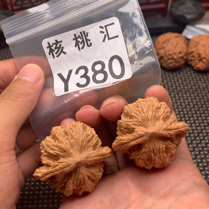 文玩核桃吊坠虎头