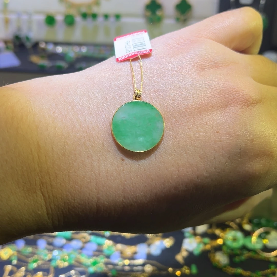 颈饰18K金镶嵌翡翠吊坠