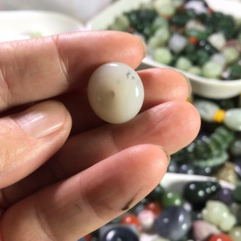 颈饰未镶嵌和田玉（糖玉）
