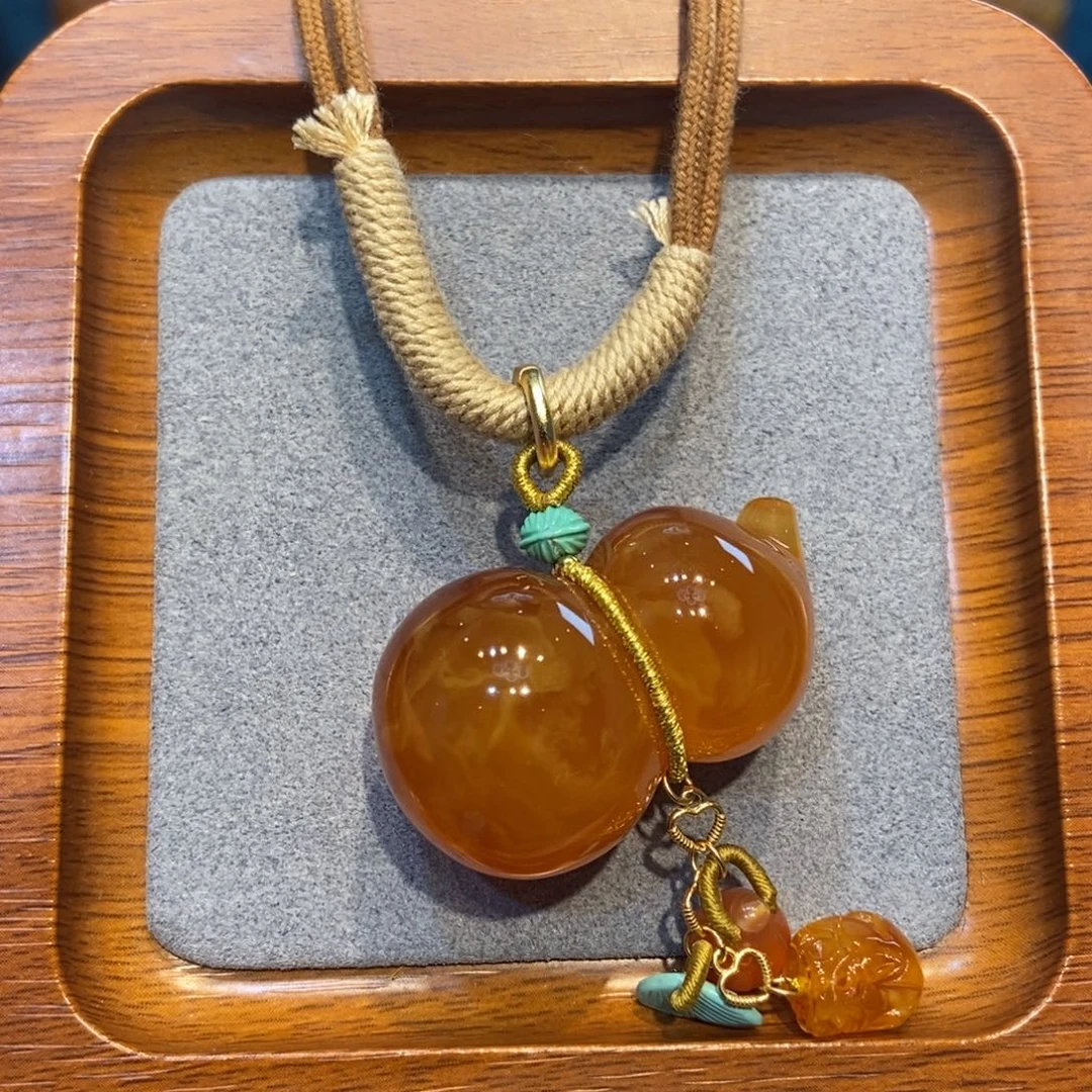 琥珀未镶嵌颈饰蜜蜡