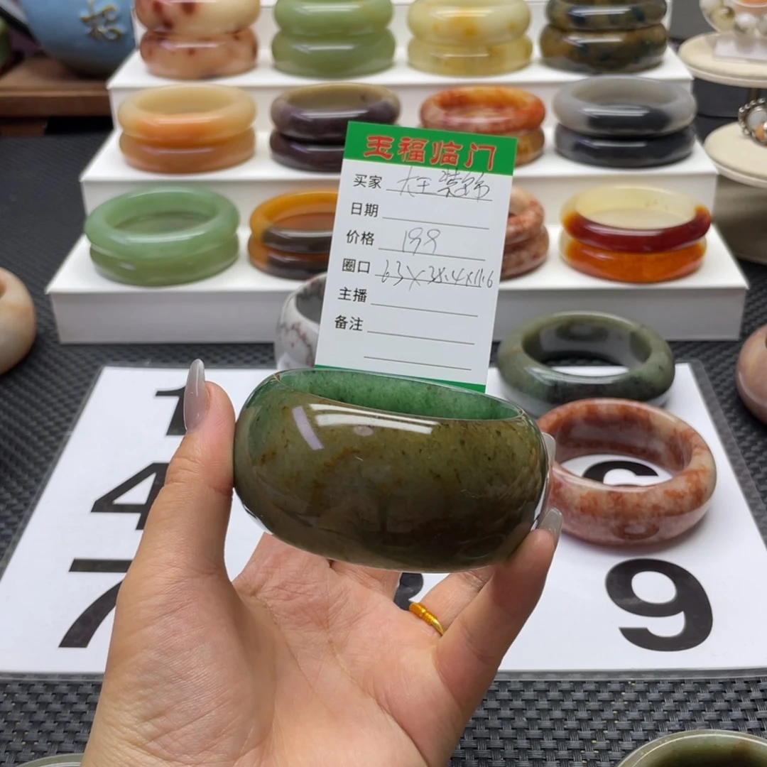 石英质玉手镯未镶嵌大**饰