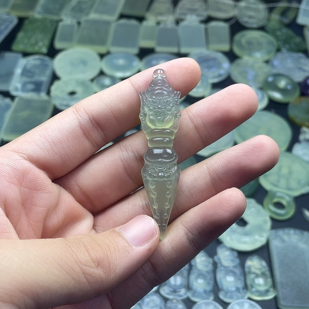 岫玉未镶嵌颈饰降魔杵