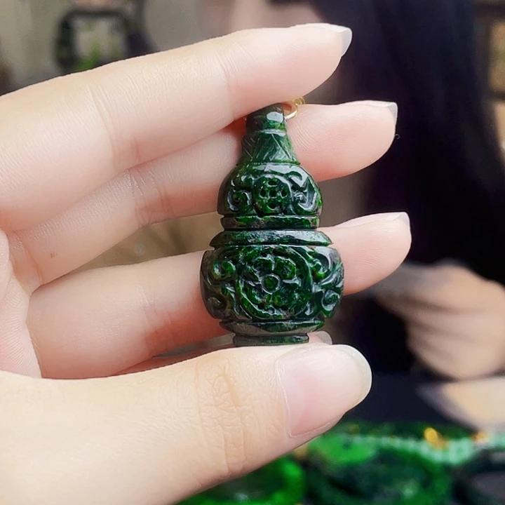 翡翠未镶嵌颈饰多样性
