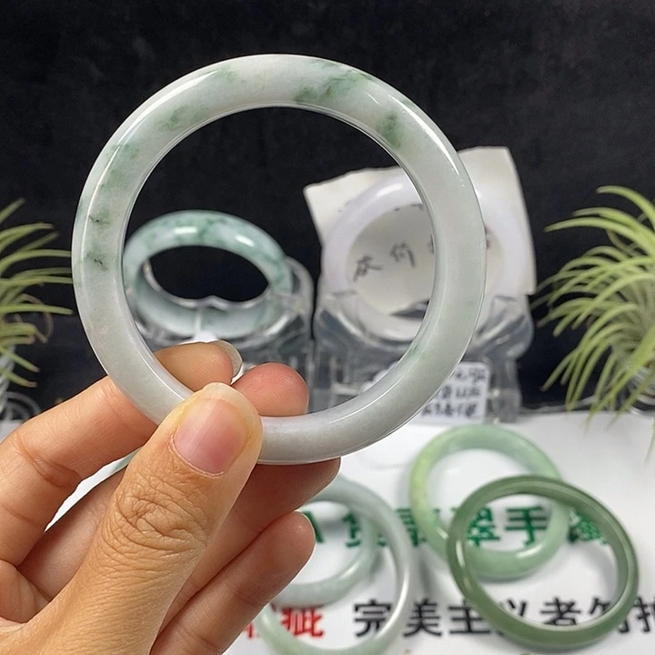 翡翠未镶嵌手镯60号。55圈