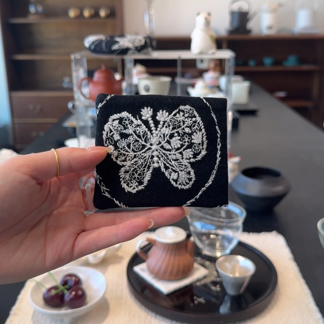 黑色蝴蝶的小方巾