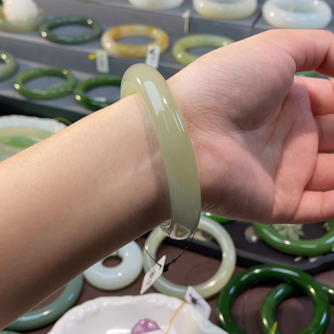 和田玉未镶嵌手镯