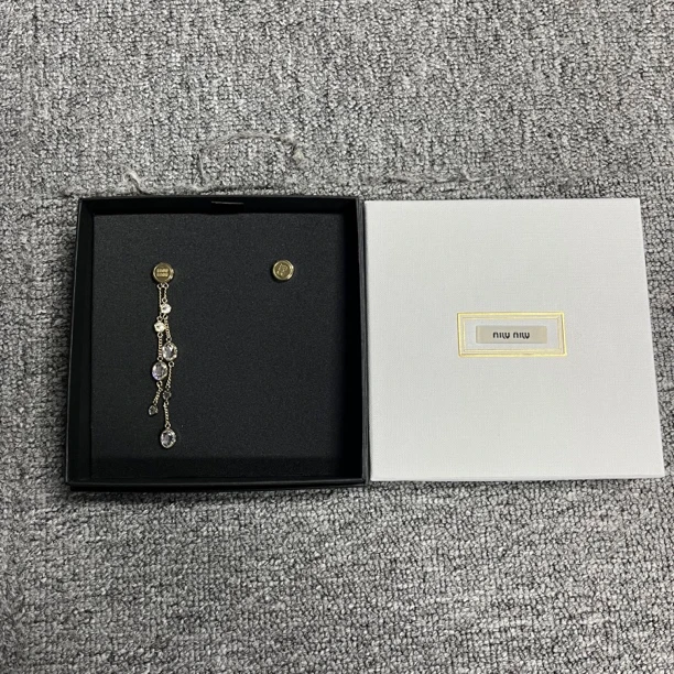全新未使用 MIU MIU/缪缪 金色纯色设计金属耳环