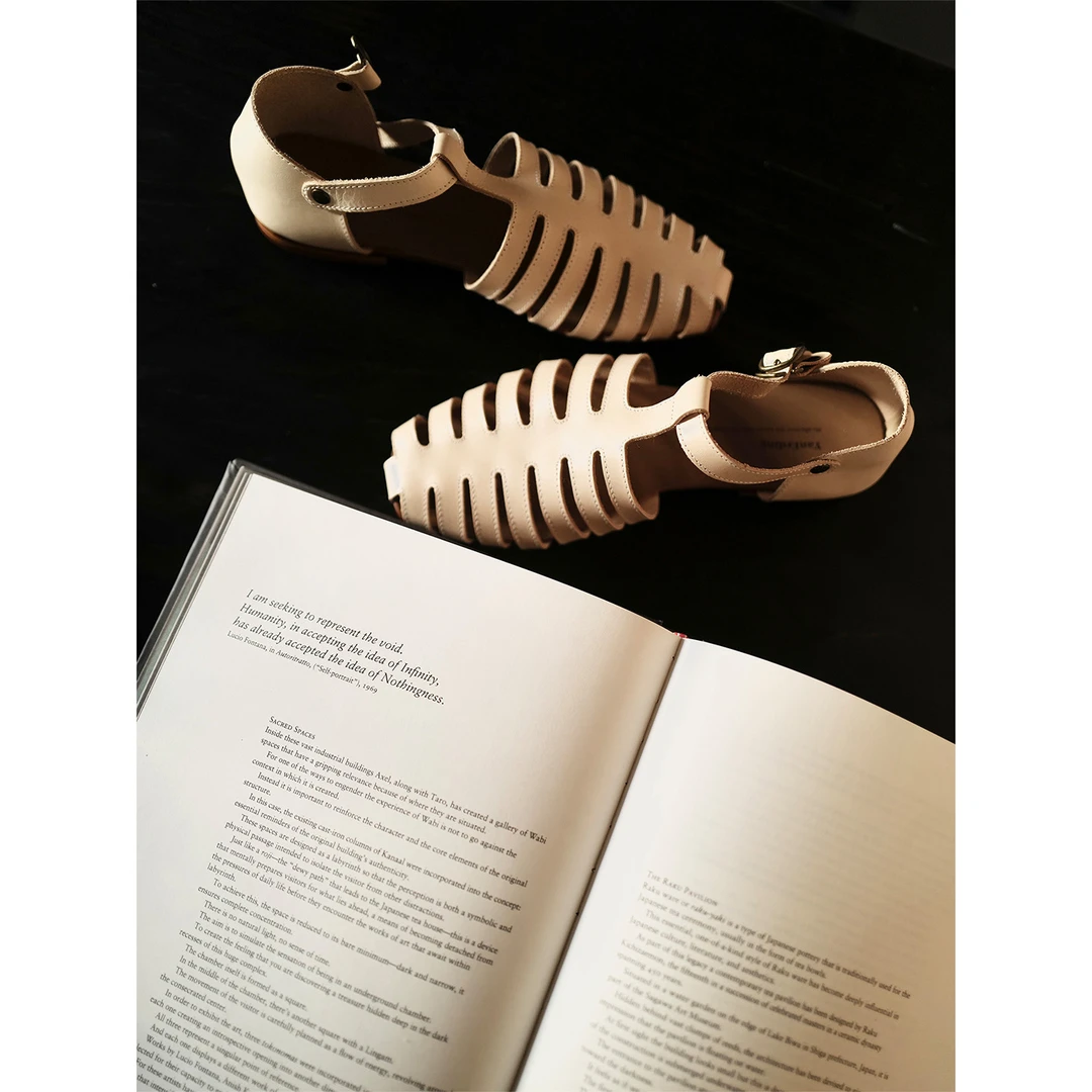 言二丁归丛｜芒萁叶状镂空包头罗马凉鞋 衬得脚型灵秀的复古凉鞋