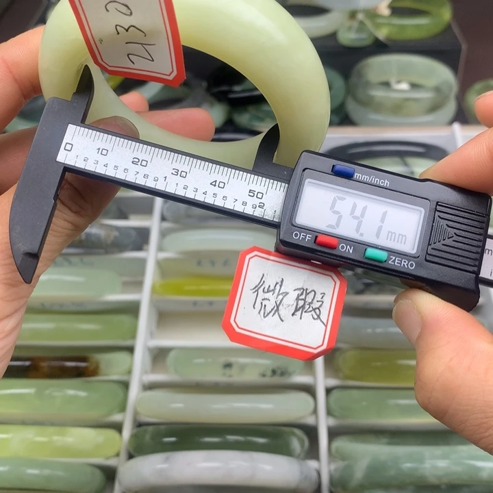 沈***闻蛇纹石玉未镶嵌手镯2130