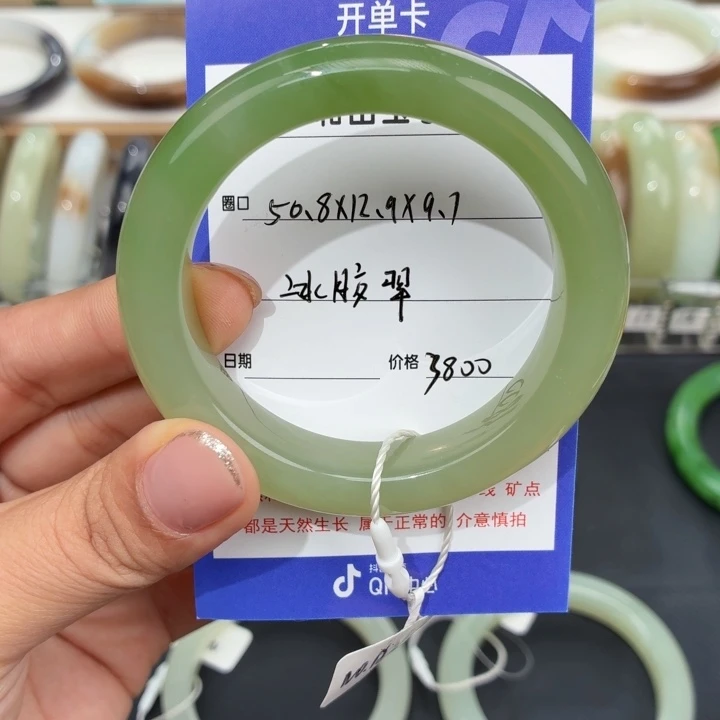 小***熊和田玉未镶嵌手镯