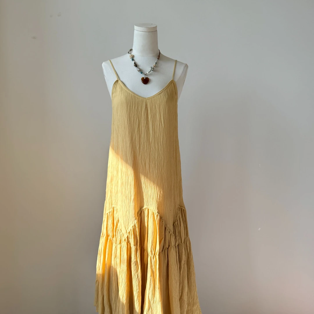 ICELOLLY超仙海边度假风设计感肌理感黄色显白露背吊带仙女沙滩裙