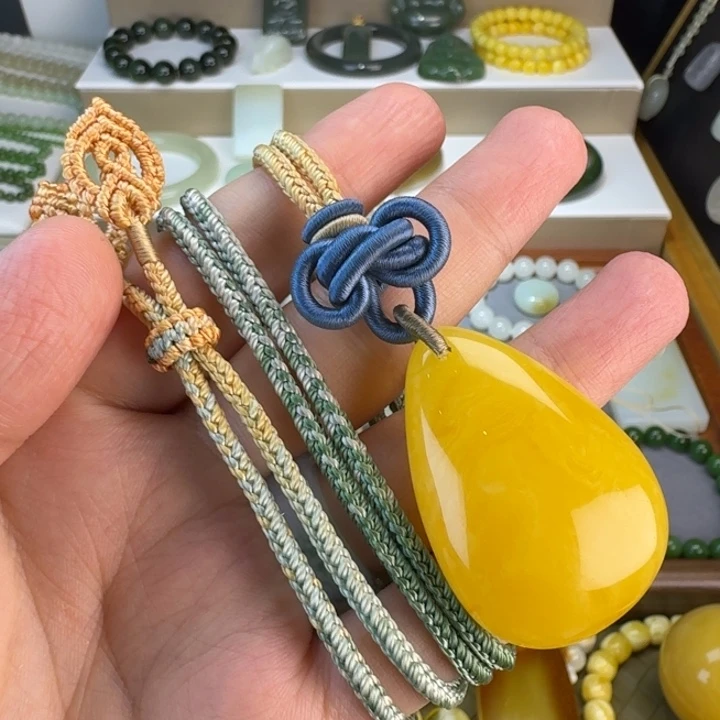 琥珀未镶嵌颈饰满蜡鸡油黄手工绳吊坠