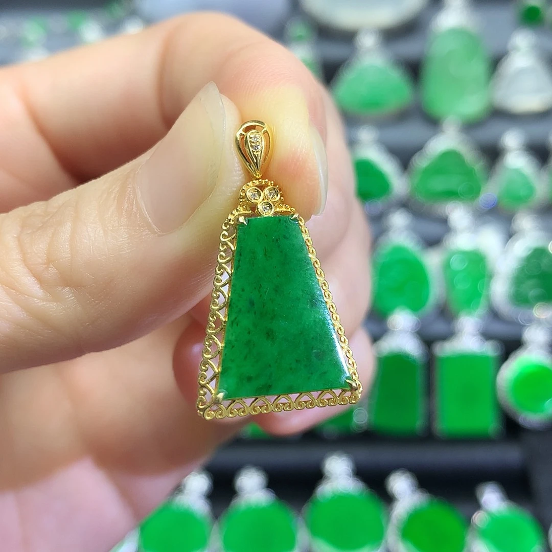 翡翠18K金镶嵌颈饰吊坠