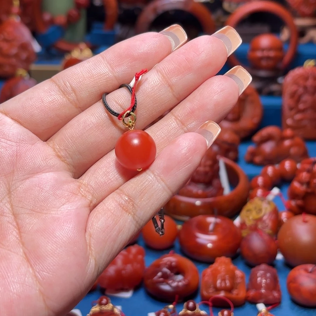 18K金镶嵌雕刻南红玛瑙