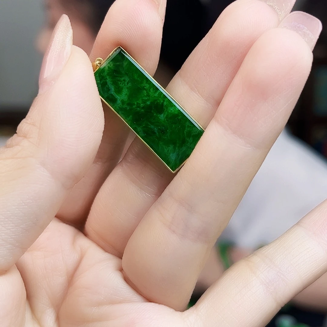 翡翠18K金镶嵌颈饰吊坠