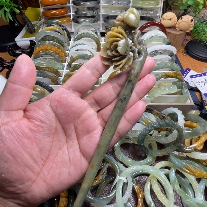 未镶嵌蛇纹石玉颈饰