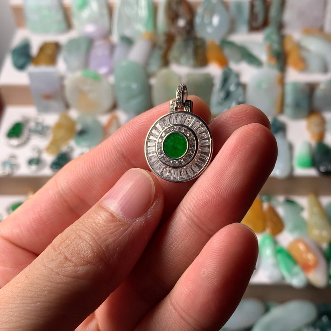 翡翠未镶嵌颈饰圆无事牌