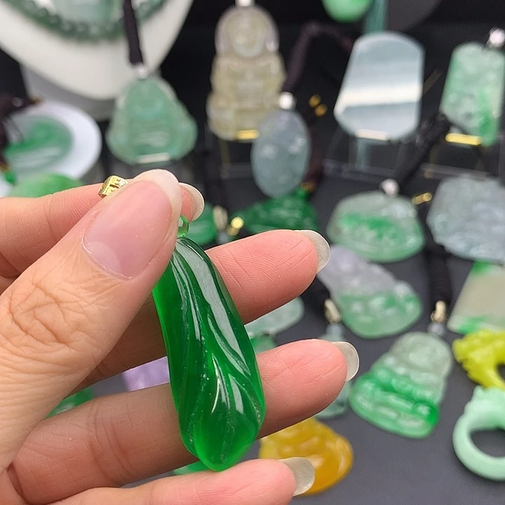 翡翠未镶嵌吊坠(赠链)